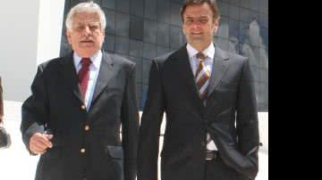 Imagem Aécio Neves acompanha velório do pai