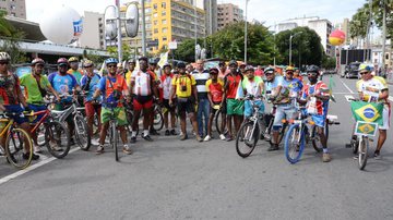 Imagem Ciclistas invadem desfile cívico do 7 de Setembro
