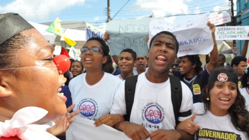 Imagem Professores se aproximam do PMDB no desfile do 2 de Julho
