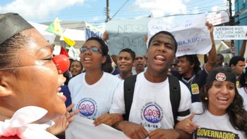 Imagem Professores se aproximam do PMDB no desfile do 2 de Julho