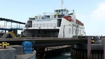 Imagem Ferry boat bate em barco na saída do terminal
