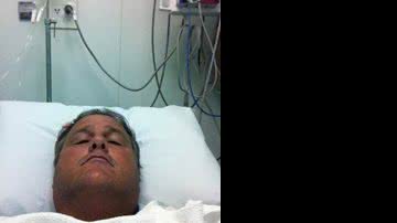Imagem Geddel sofre estiramento muscular e posta foto do hospital