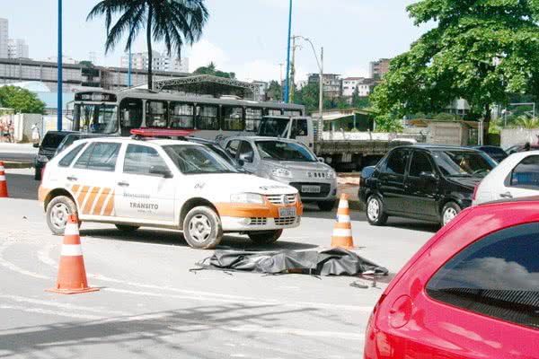 Imagem Homem cai de viaduto na Rótula do Abacaxi