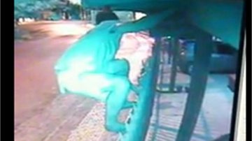 Imagem  Vídeo: morador flagra ladrão invadindo condomínio