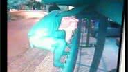 Imagem  Vídeo: morador flagra ladrão invadindo condomínio