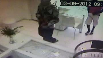 Imagem Homens armados rendem funcionários e roubam joalheria
