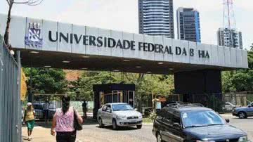 Imagem Placa de teto cai em estudantes da Ufba