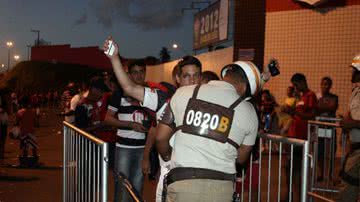 Imagem Torcedores do Vitória lotam a entrada do Barradão