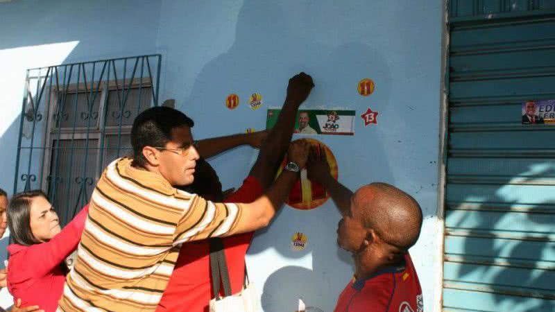 Imagem Moema é flagrada arrancando adesivo de candidato adversário