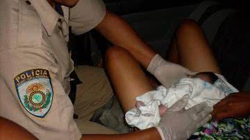 Imagem Policiais Rodoviários de Feira viram "parteiros"