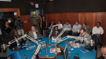 Imagem Candidatos trocam acusações em rádio