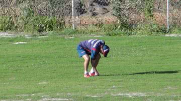 Imagem Renê Simões faz "reparos" em campo do Fazendão