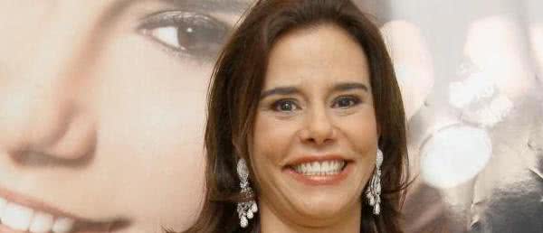 Imagem Narcisa tamborindeguy dá bolo na produção do "Muito +"