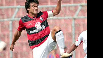 Imagem Vitória deve renovar contrato de Arthur Maia