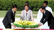 Imagem Dilma deposita flores em túmulo de Gandhi
