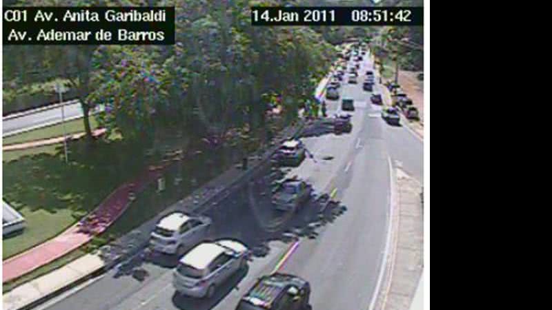 Imagem Colisão entre quatro carros parou a Av. Paralela 