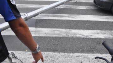Imagem Poste cai em cima de carro em frente à prefeitura