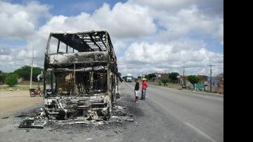 Imagem Ônibus que fazia a linha Juazeiro-Salvador pega fogo na estrada