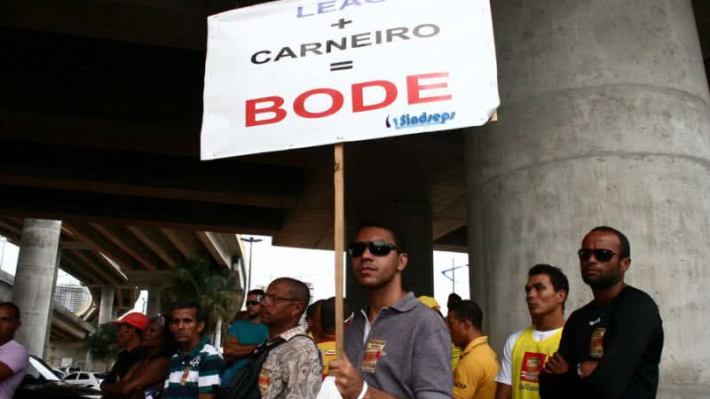 Imagem Apesar da decisão judicial, servidores mantém greve