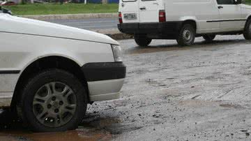 Imagem Buracos provocam prejuízos para motoristas e pedestres