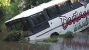 Imagem Ônibus de banda cai de ponte e uma pessoa morre