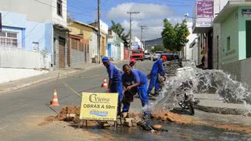 Imagem Desperdício de água no centro de Brumado