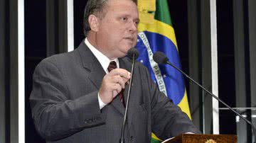 Imagem Blairo Maggi de malas prontas para o PMDB