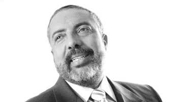Imagem Senador se curva e anuncia votar com o governo