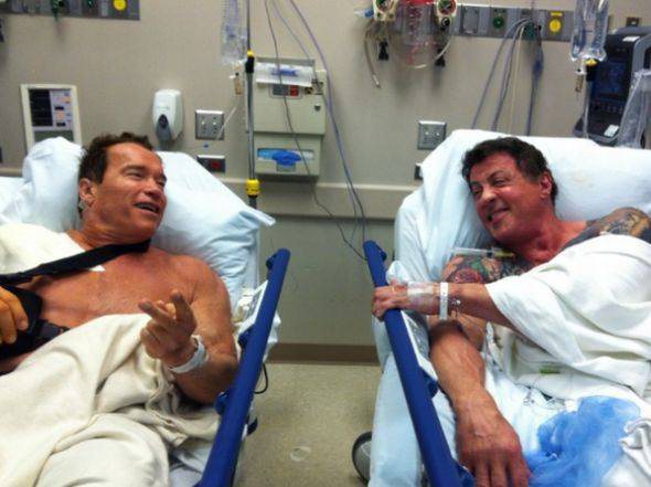 Imagem Schwarzenegger e Stallone no hospital