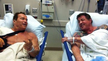 Imagem Schwarzenegger e Stallone no hospital