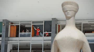 Imagem Aviões da Força Aérea Brasileira quebram vidros do STF e do Congresso