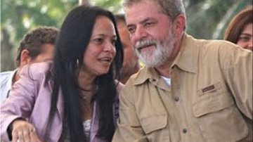 Imagem Moema entrega projeto a Lula