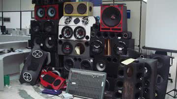 Imagem 26 equipamentos de som apreendidos