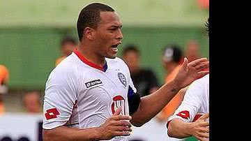 Imagem Mesmo com dores na coxa, Titi diz que enfrenta o Atlético/PR