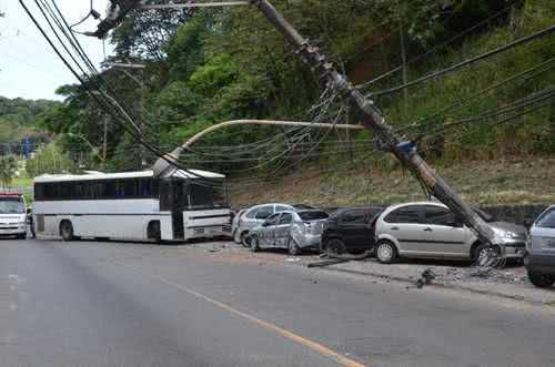 Imagem Ônibus desgovernado atinge 11 carros em Brotas