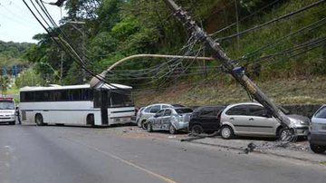 Imagem Ônibus desgovernado atinge 11 carros em Brotas