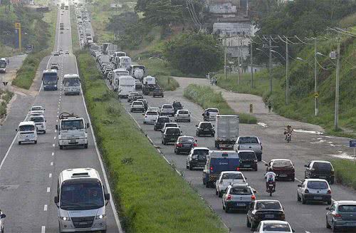 Imagem Caminhão tomba e derrama combustível na BR-324
