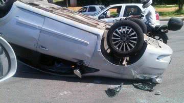 Imagem Carro bate e capota na Paralela