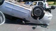 Imagem Carro bate e capota na Paralela