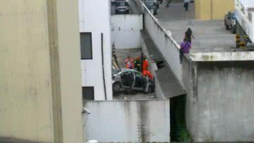 Imagem Carro cai do sétimo andar da Receita Federal