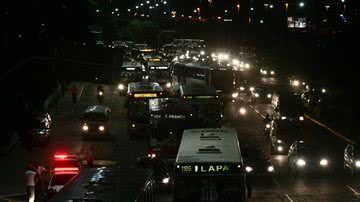 Imagem Acidentes e buraco causam congestionamento até na BR 324