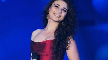 Imagem Paula Fernandes é atingida por barra de ferro durante show