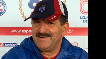 Imagem René Simões assina contrato com Barueri