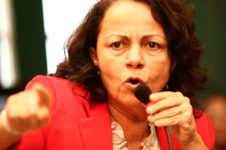 Imagem Vereadora Aladilce senta na “cadeira elétrica” do Se Liga Bocão