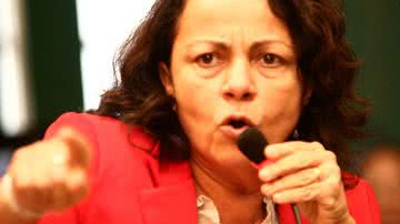 Imagem Vereadora Aladilce senta na “cadeira elétrica” do Se Liga Bocão