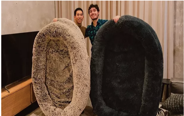 Yuki Kinoshita e Noah Silverman com suas enormes camas de chachorro - Foto: Reprodução