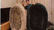 Yuki Kinoshita e Noah Silverman com suas enormes camas de chachorro - Foto: Reprodução
