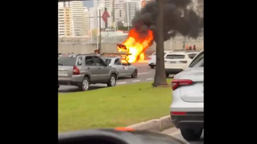 Imagem Vídeo: carro pega fogo na Paralela e provoca lentidão na Avenida