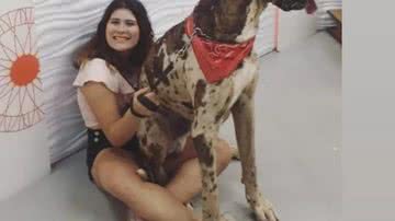 A altura dele de cernelha é 1,06 m e 2,20 m de altura 'em pé', pesando 86 quilos. Eu meço 1,63. Minha filha tem 1,65”, compara a tutora - Foto: Arquivo pessoal