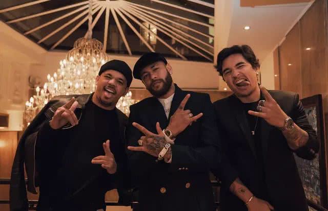 Imagem Neymar capricha no look para evento em Paris e ganha elogio inusitado da namorada